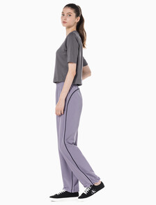 Buy 여성 릴랙스핏 우븐 조거 팬츠 in color BLK AOP/BITTER