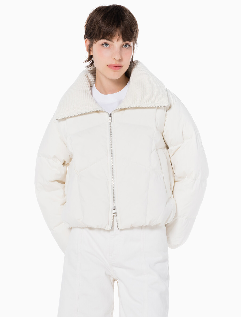 Buy 여성 숏다운 와이드넥 푸퍼 in color WHITE