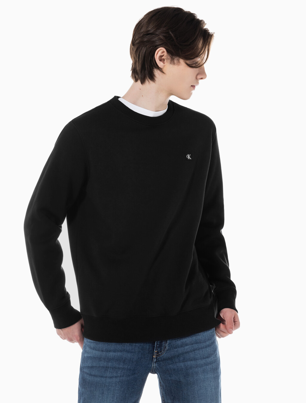 Buy 남성 레귤러핏 CK 뱃지 로고 기모 스웨트셔츠 in color CK BLACK