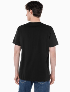 Buy 남성 레귤러핏 CK 로고 뱃지 반팔 티셔츠 in color CK BLACK