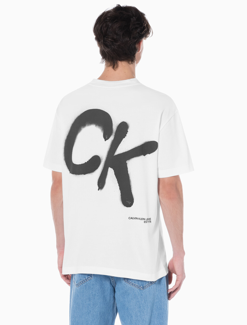 Buy 남성 릴렉스핏 CK 스프레이 로고 반팔 티셔츠 in color BRIGHT WHITE