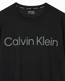 Buy 남성 레귤러 핏 에센셜 볼드 로고 반팔 티셔츠 in color BLACK