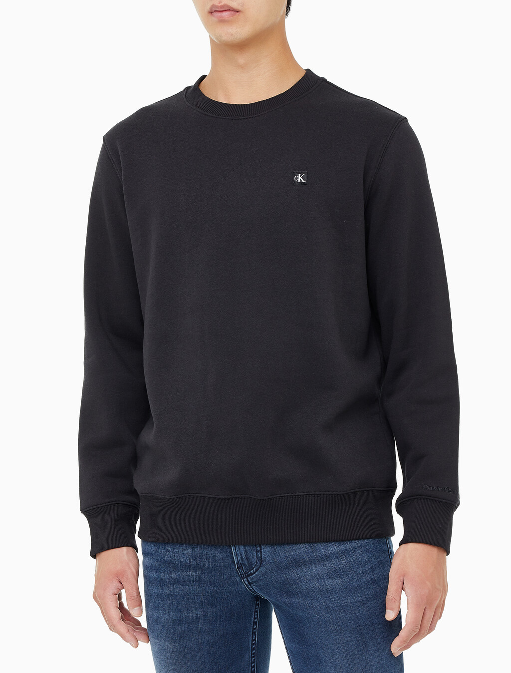 Buy 남성 레귤러핏 CK 뱃지 로고 기모 스웨트셔츠 in color CK BLACK