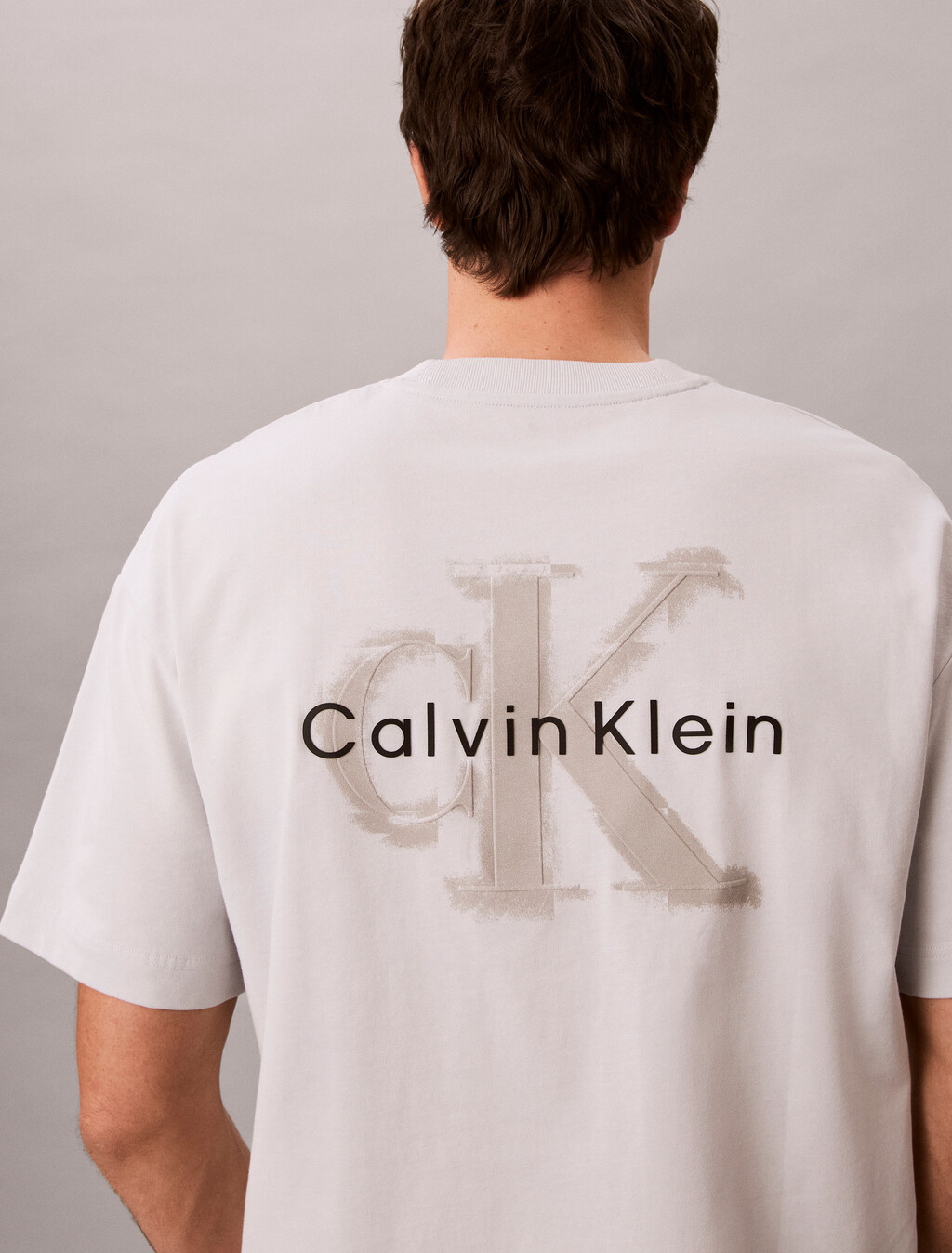 Buy 남성 오버핏 엠보스 모노로고 티 in color GHOST GREY