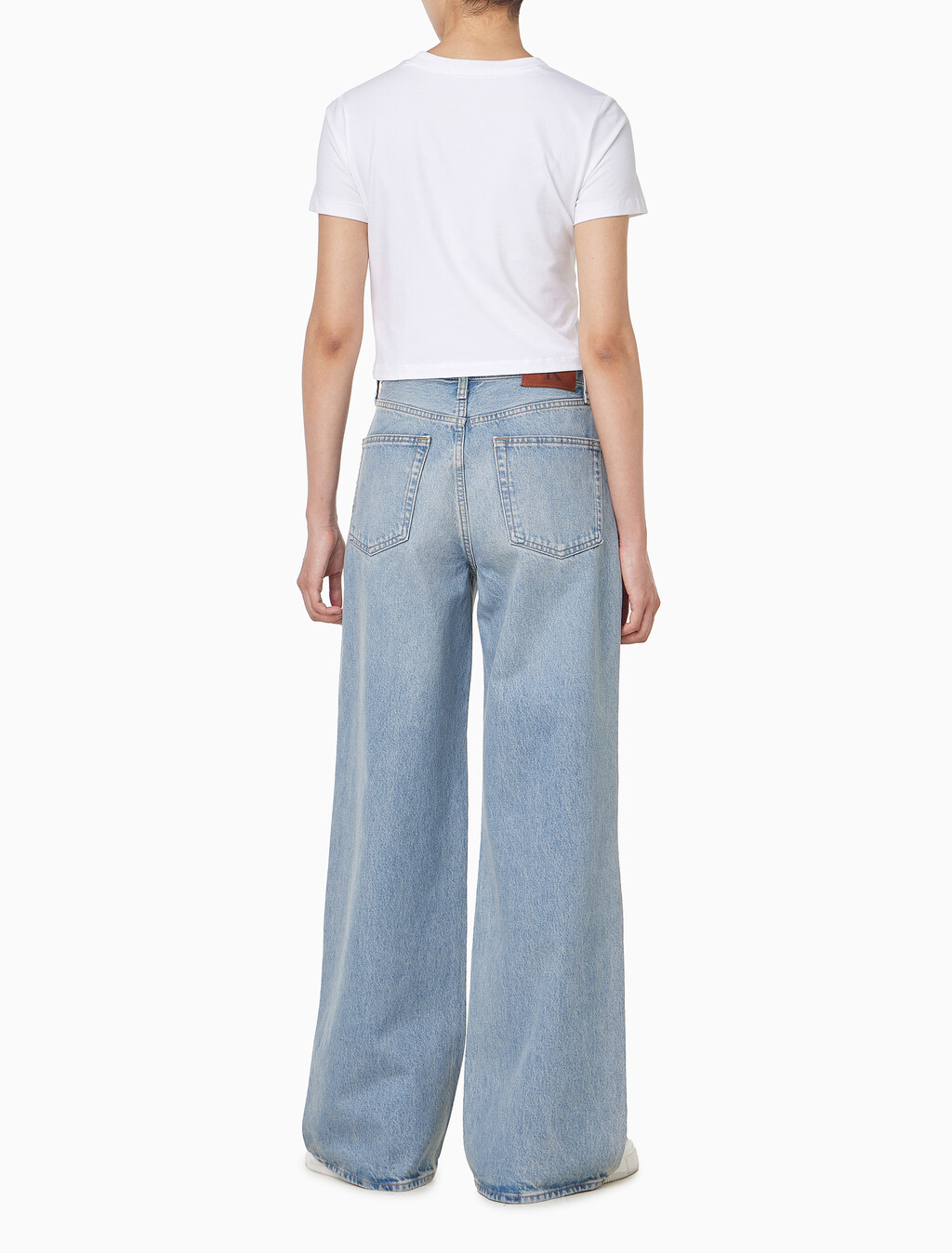 Buy 여성 와이드 레그핏 미드 미드 블루 데님 in color MID BLUE