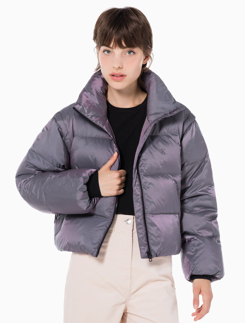 Buy 여성 투톤 글로시 디터쳐블 크롭 다운 in color AMARANTH 