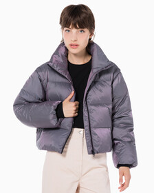 Buy 여성 투톤 글로시 디터쳐블 크롭 다운 in color AMARANTH 