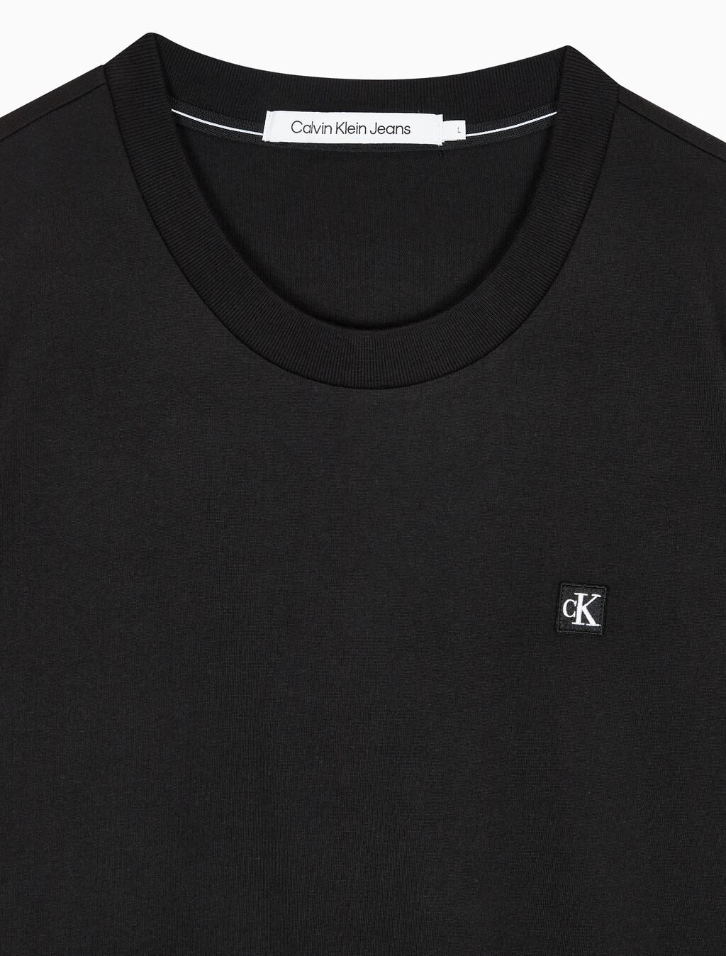 Buy 남성 레귤러핏 CK 로고 뱃지 반팔 티셔츠 in color CK BLACK