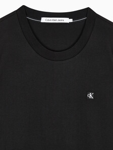 Buy 남성 레귤러핏 CK 로고 뱃지 반팔 티셔츠 in color CK BLACK