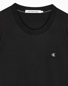 Buy 남성 레귤러핏 CK 로고 뱃지 반팔 티셔츠 in color CK BLACK