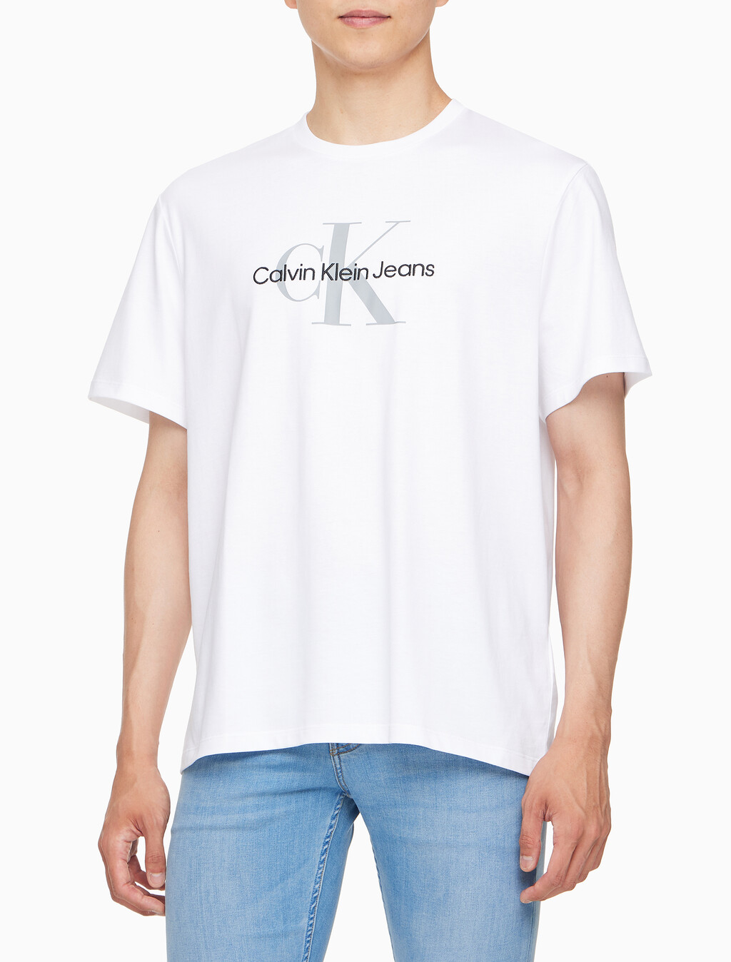 Buy 남성 레귤러핏 히어로 모노그램 로고 반팔 티셔츠 in color BRILLIANT WHITE