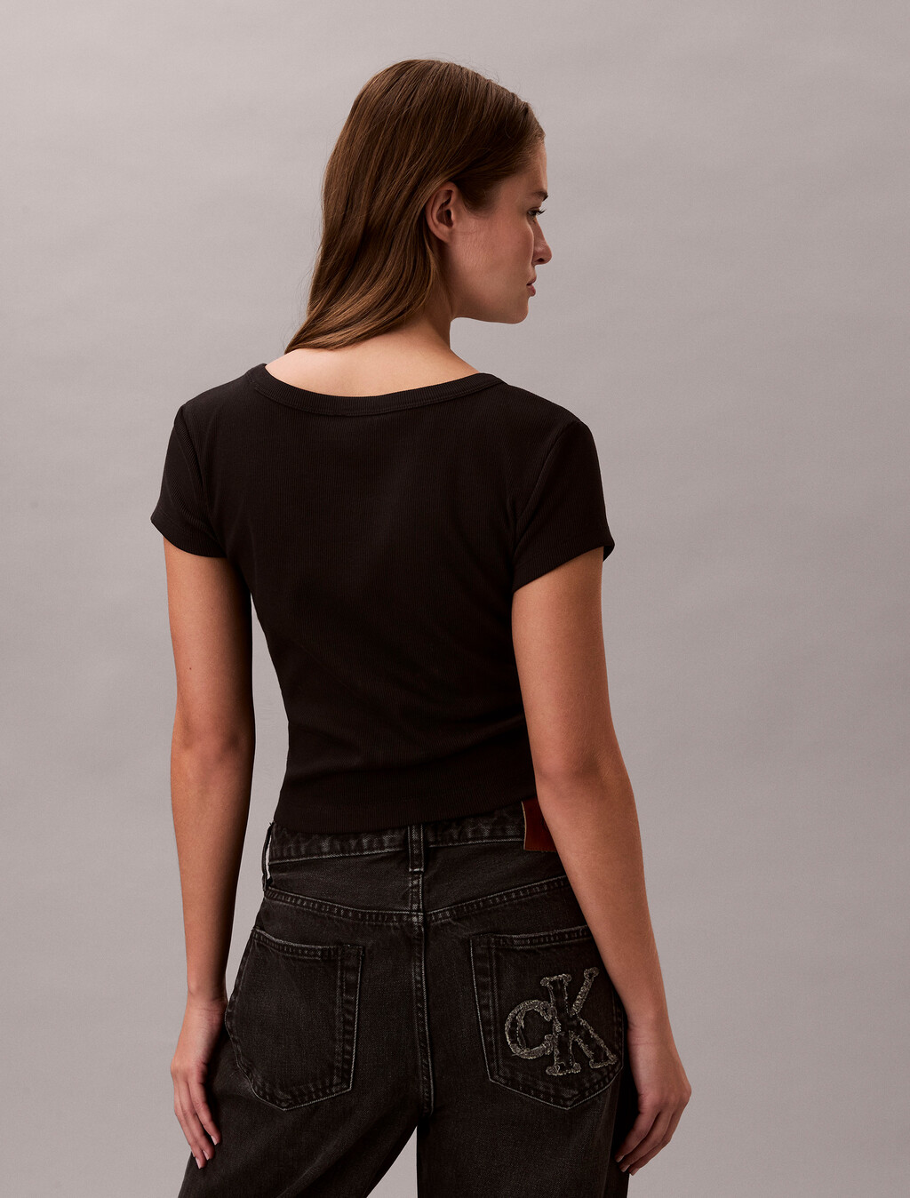 Buy 여성 우븐라벨 베이비립 티 in color BLACK