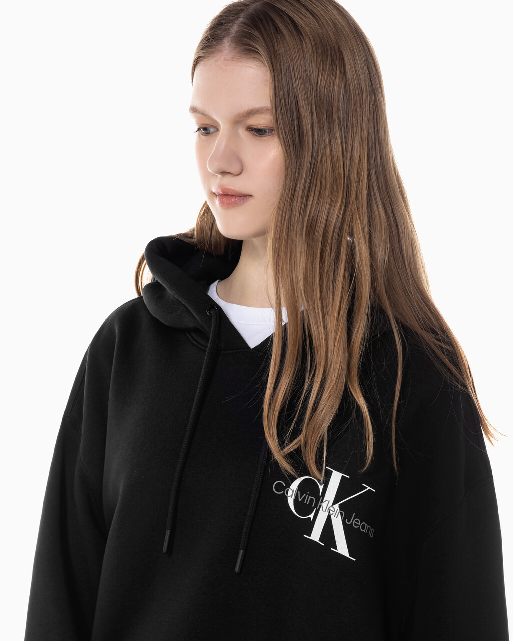 Buy 남녀공용 릴렉스핏 스몰 모노그램 로고 기모 후디 in color CK BLACK