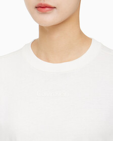 Buy 여성 에센셜 크롭 긴팔 티셔츠 in color WHITE