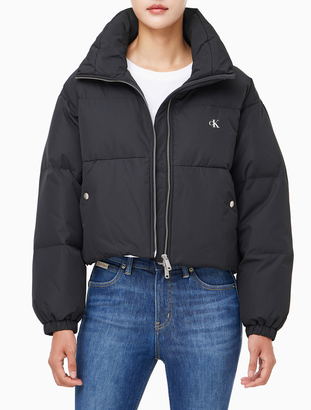 Buy 여성 볼륨 넥 크롭 다운 푸퍼 in color CK BLACK