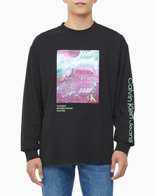 Buy 남성 하이퍼 리얼 랜드스케이프 긴팔 티셔츠 in color CK BLACK