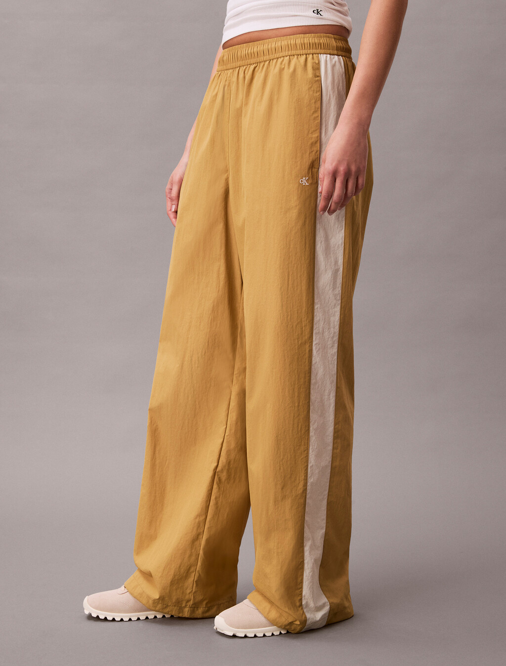 Buy 여성 나일론 캐주얼 팬츠 in color Ivory