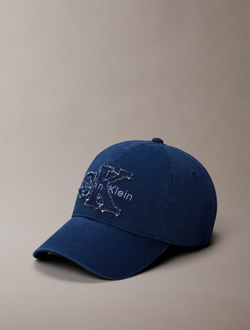 Buy 남녀공용 라지 모노그램 데님 자수 볼캡 in color PAGEANT BLUE