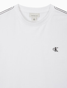 Buy 남성 릴렉스핏 탑스티치 패치 로고 반팔 티셔츠 in color BRIGHT WHITE