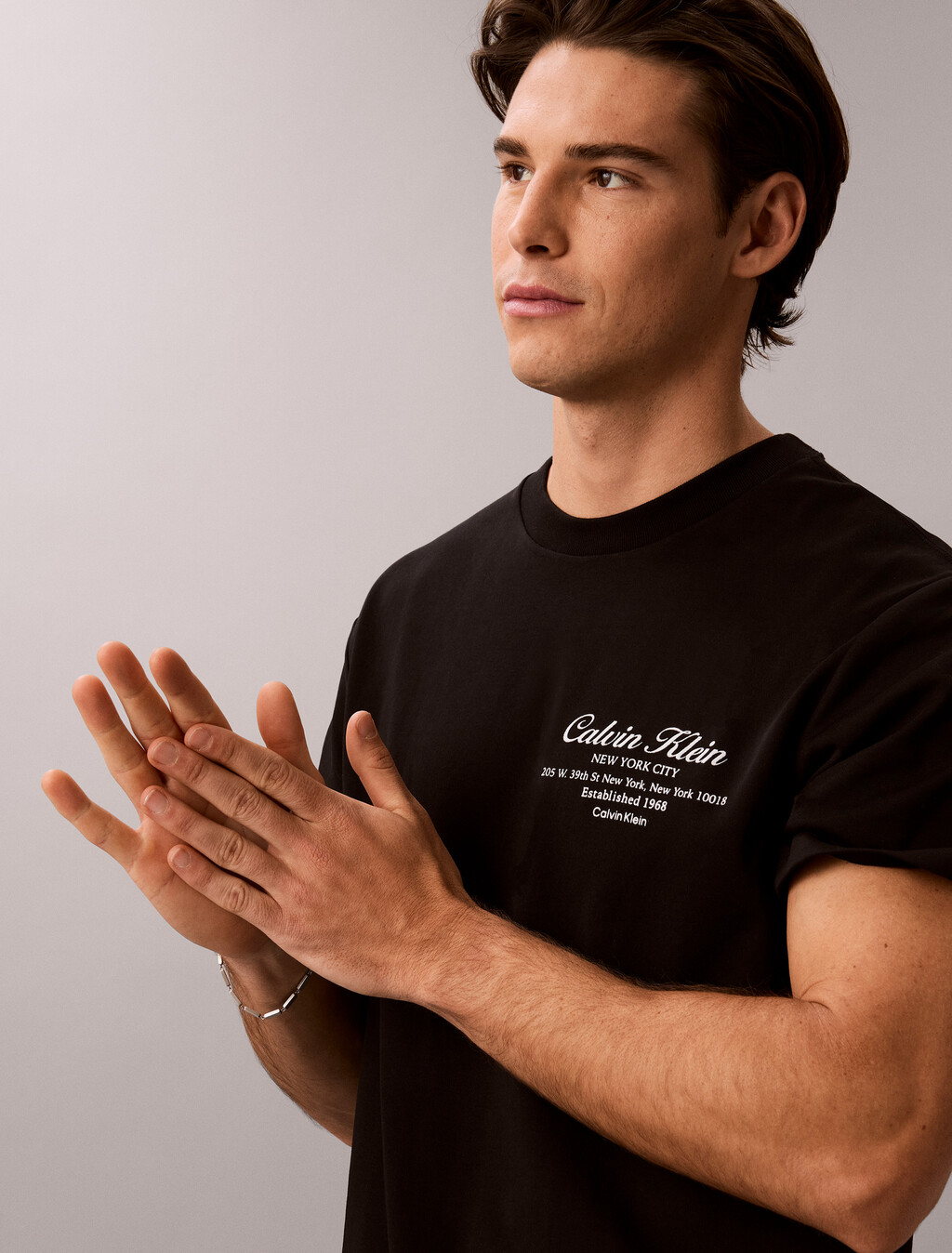 Buy 슬릭 인터락 스크립트 그래픽 티 in color BLACK