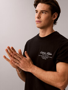 Buy 슬릭 인터락 스크립트 그래픽 티 in color BLACK