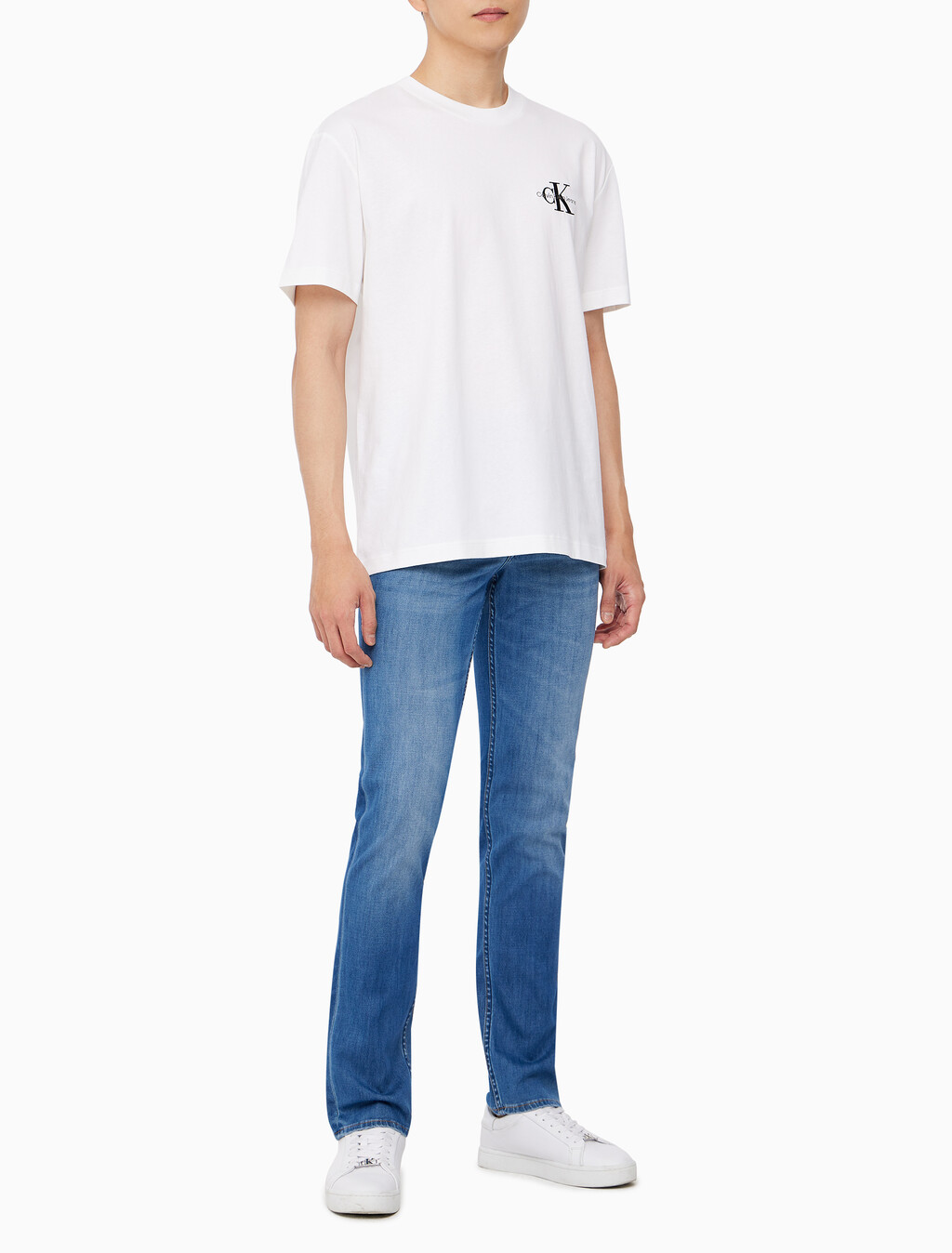 Buy 남성 릴렉스핏 엠보싱 로고 반팔 티셔츠 in color BRIGHT WHITE