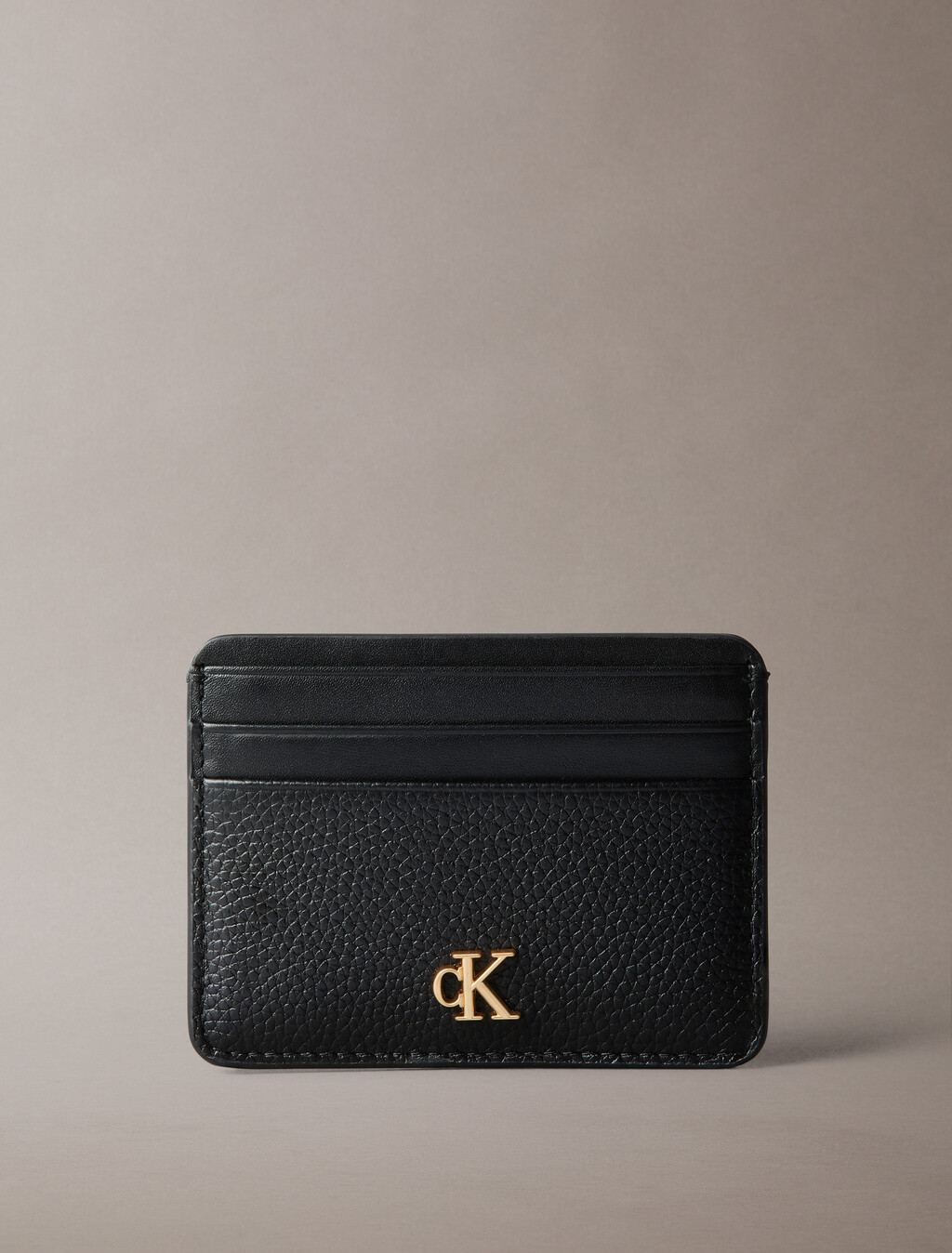 Buy 여성 CK 하드웨어 모노그램 6CC 카드 케이스 in color BLACK