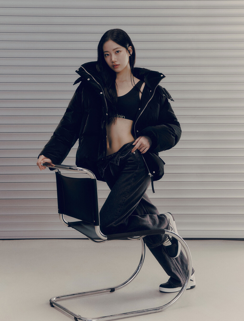 Buy 여성 디터쳐블 후디 다운 푸퍼 in color CK BLACK