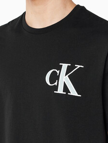 Buy 남성 릴렉스핏 바시티 CK 로고 패치 반팔 티셔츠 in color BLACK