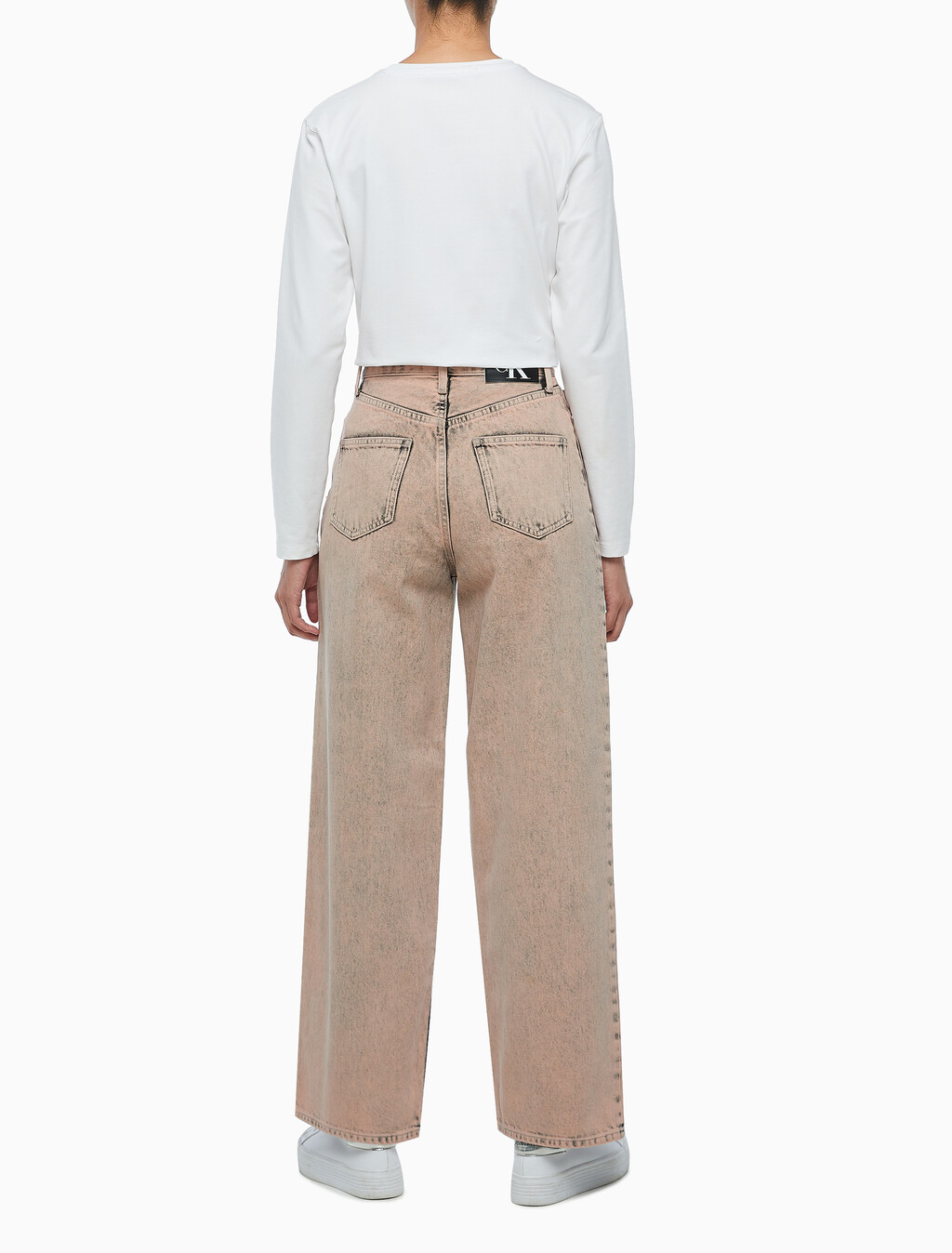 Buy 여성 하이라이즈 릴렉스핏 얼스 핑크 칼라 데님 in color MID BLUE BACK EMBRO