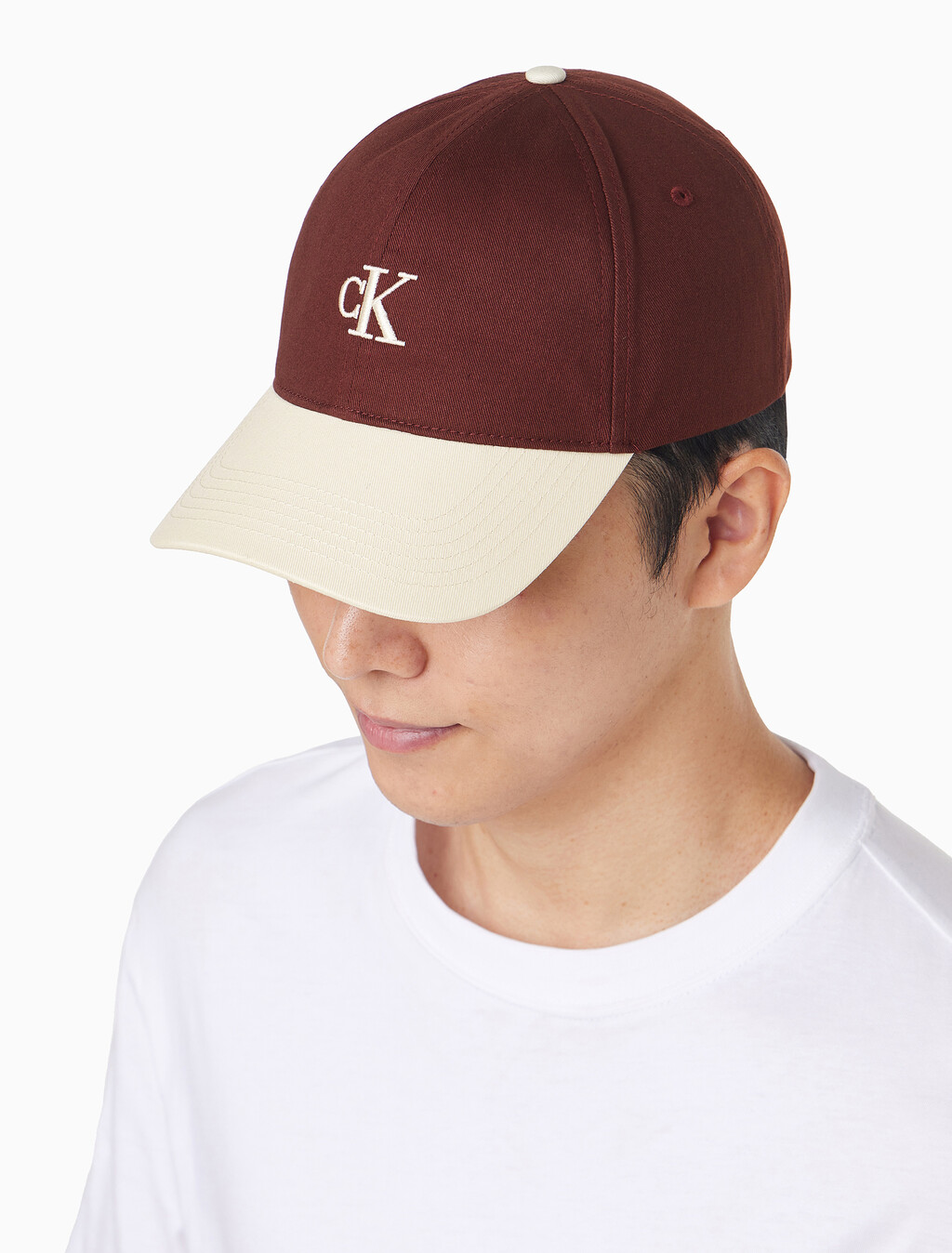 Buy 남녀공용 CKJ 스몰 모노그램 로고 컬러블락 볼캡 in color Burgandy