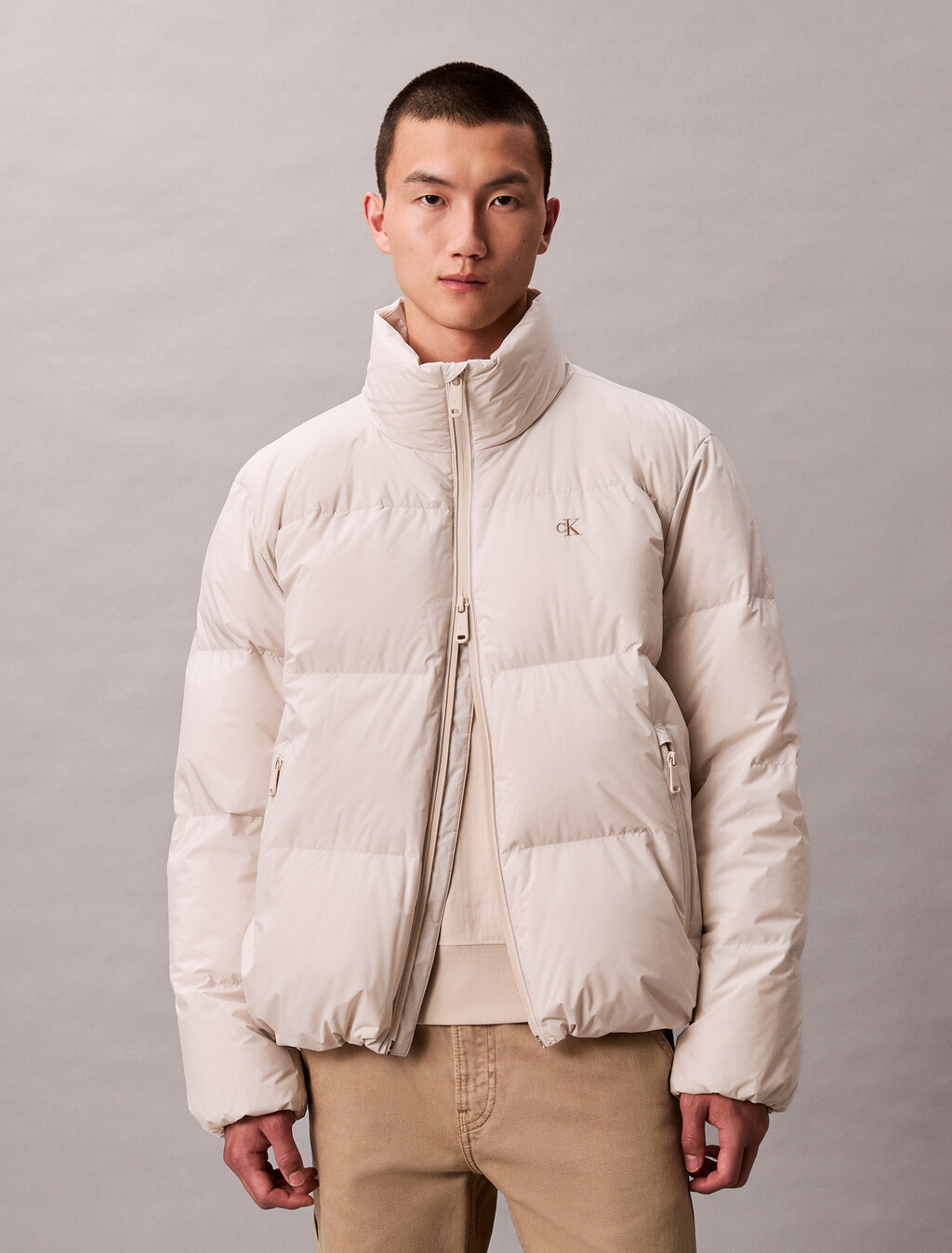 Buy 남성 릴랙스드 숏 다운 푸퍼 in color CHALK