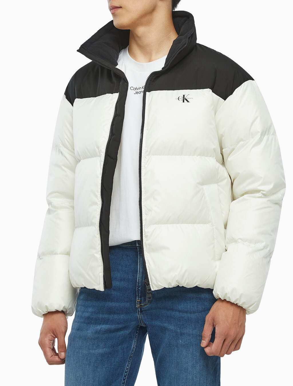 Buy 남녀공용 릴렉스 숏 블로킹 다운 푸퍼 in color WHITE