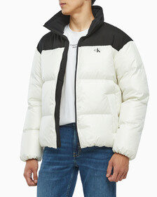 Buy 남녀공용 릴렉스 숏 블로킹 다운 푸퍼 in color WHITE