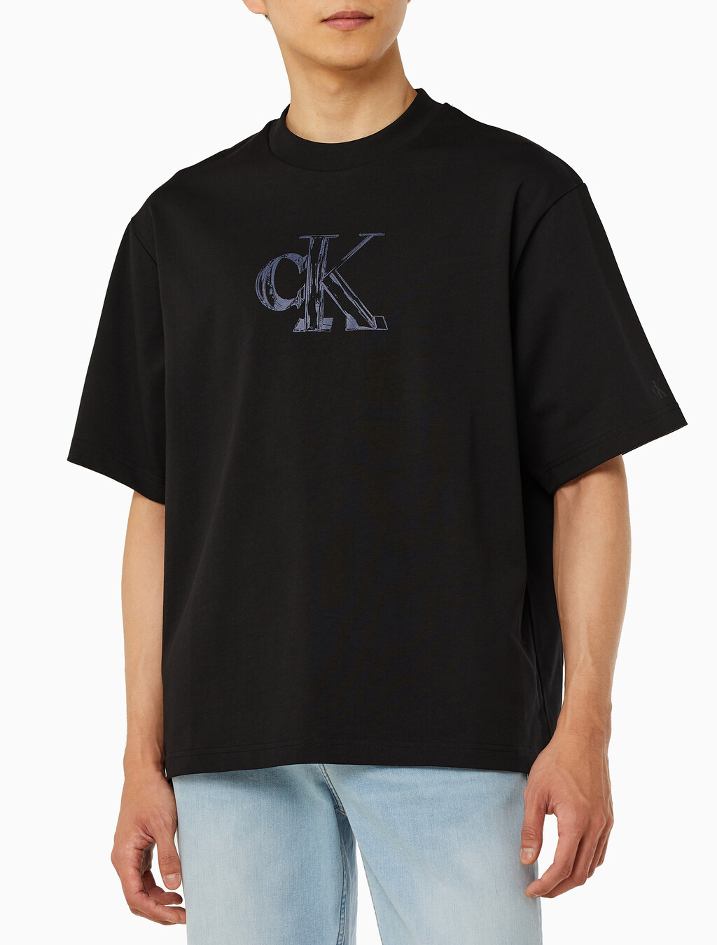 Buy 남성 릴렉스핏 스몰 로고 반팔 티셔츠 in color CK BLACK