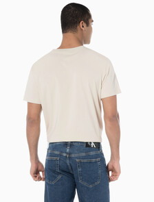 Buy 남성 레귤러핏 인스티튜셔널 로고 스트레치 반팔 티셔츠  in color CLASSIC BEIGE