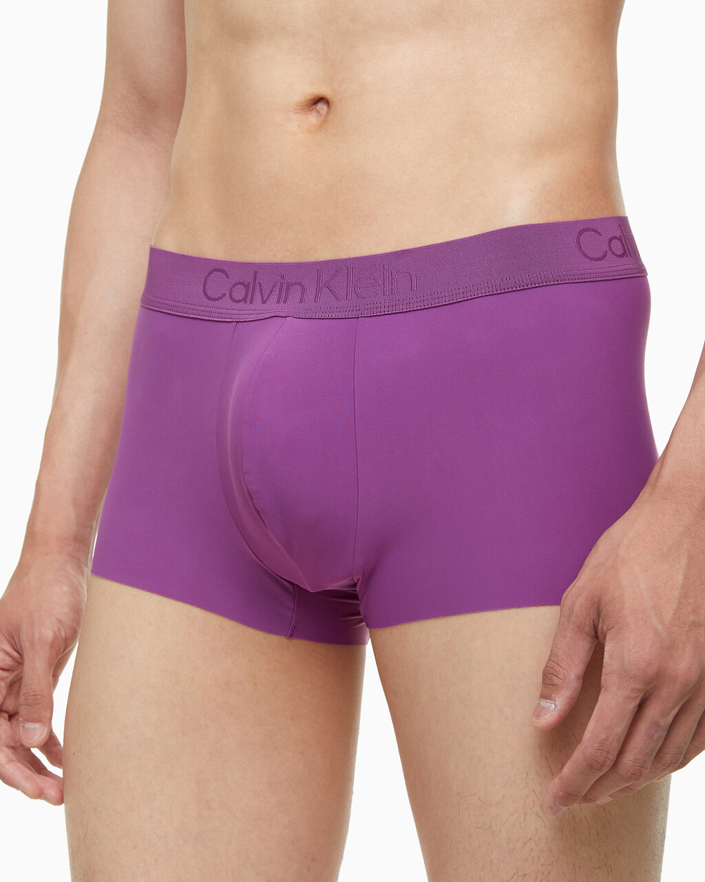 Buy 남성 CK 블랙 마이크로 싱글 로우라이즈 트렁크 in color WOOD VIOLET