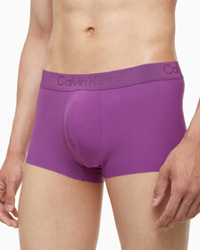 Buy 남성 CK 블랙 마이크로 싱글 로우라이즈 트렁크 in color WOOD VIOLET