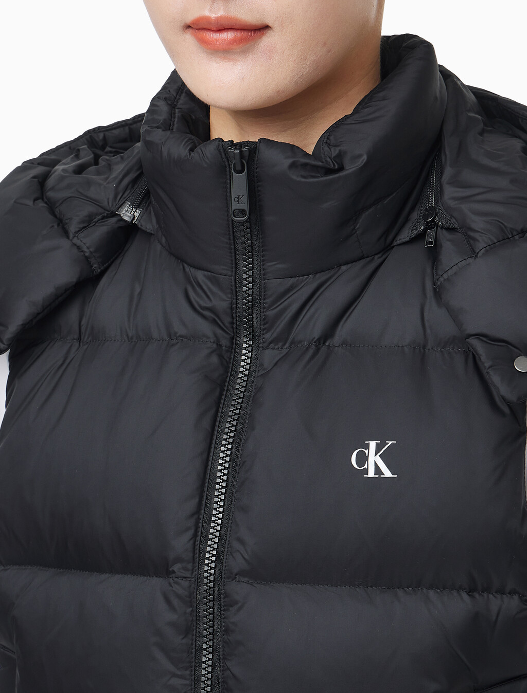 Buy 여성 에센셜 미드 웨잇 다운 베스트 in color BLACK