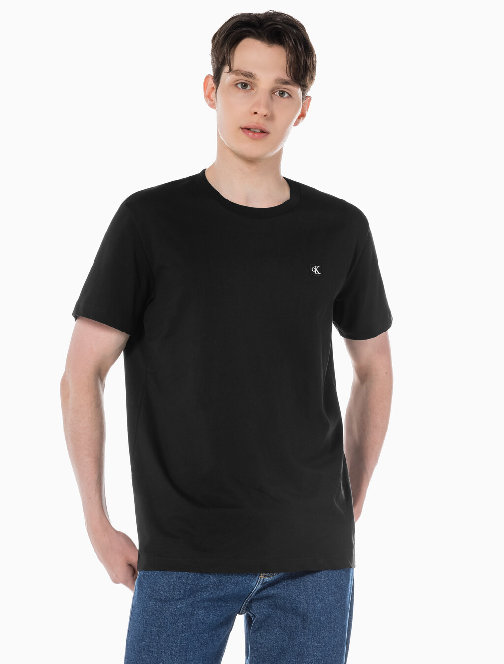 Buy 남성 레귤러핏 CK 로고 뱃지 반팔 티셔츠 in color CK BLACK