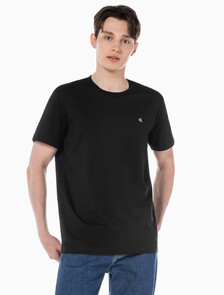 Buy 남성 레귤러핏 CK 로고 뱃지 반팔 티셔츠 in color CK BLACK