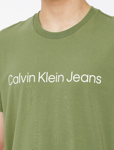 Buy 남성 레귤러핏 인스티튜셔널 로고 스트레치 반팔 티셔츠  in color KHAKI