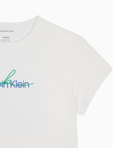Buy 여성 슬림 스크립 CK로고 반팔 티셔츠 in color BRILLIANT WHITE