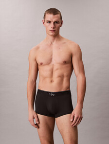 Buy 남성 CK 그래픽 마이크로 로우 라이즈 트렁크 in color BLACK