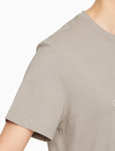 Buy 여성 히어로 모노로고 크루넥 반팔 티셔츠 in color BROWN