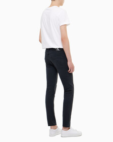 Buy 남성 모던 테이퍼핏 블랙 얼티밋 스트레치 데님 in color WASHED BLACK LOGO LACE
