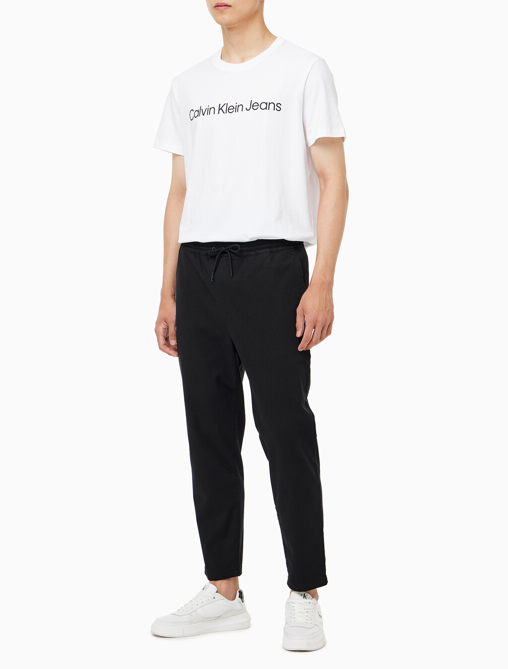 Buy 남성 슬림 드로우코드 치노 팬츠 in color CK BLACK