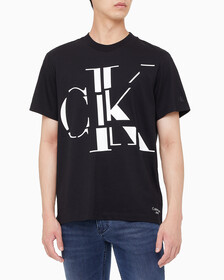 Buy 남성 CK 스캐터 로고 레귤러핏 반팔 티셔츠 in color CK BLACK