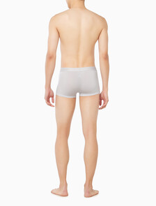 Buy 남성 CK 블랙 3PK 로우 라이즈 트렁크 in color Charcoal / Dark Pink / White