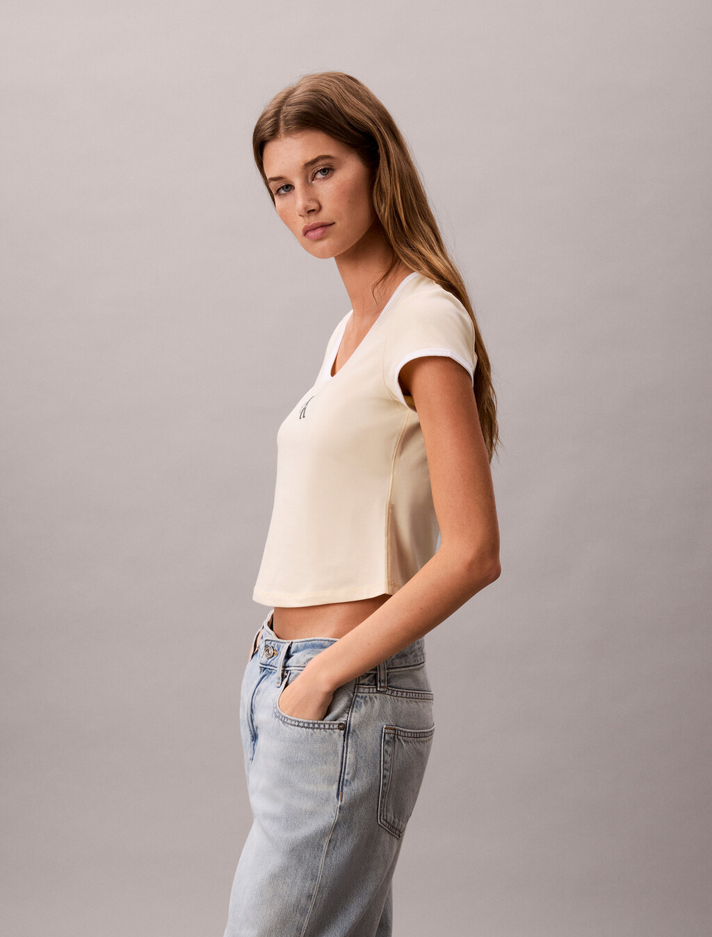 Buy 여성 모노로고 스쿱 베이비 티 in color Ivory